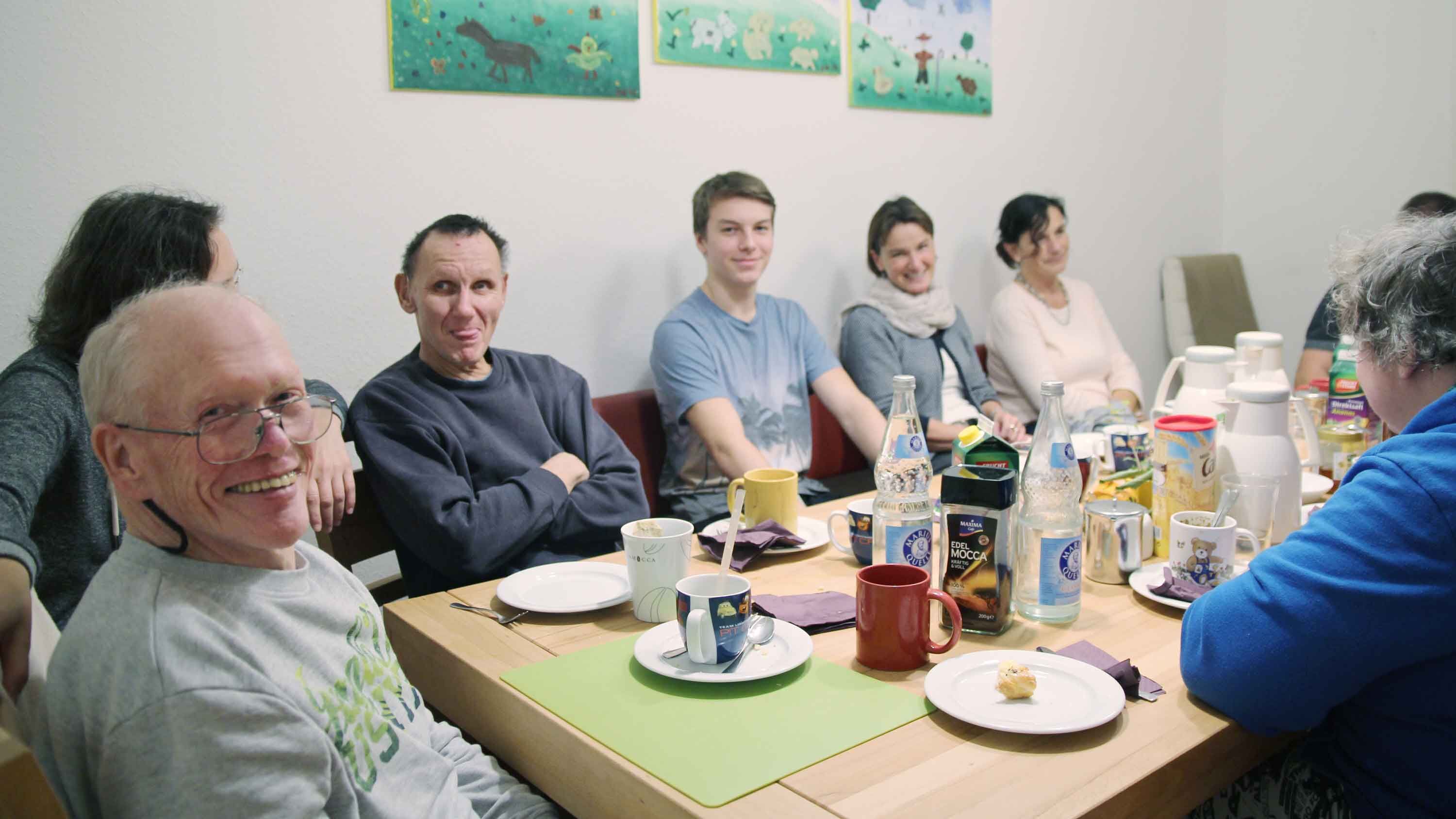 Menschen am Frühstückstisch