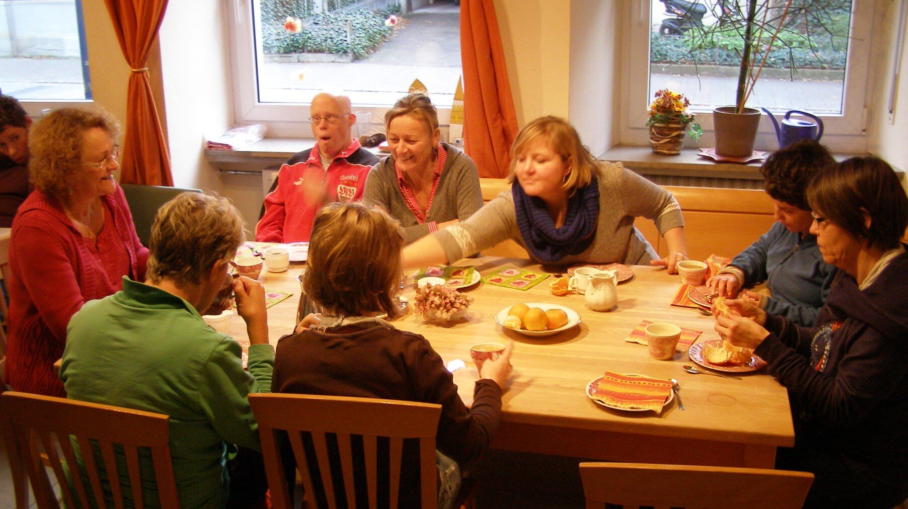 Personen essen gemeinsam am Tisch