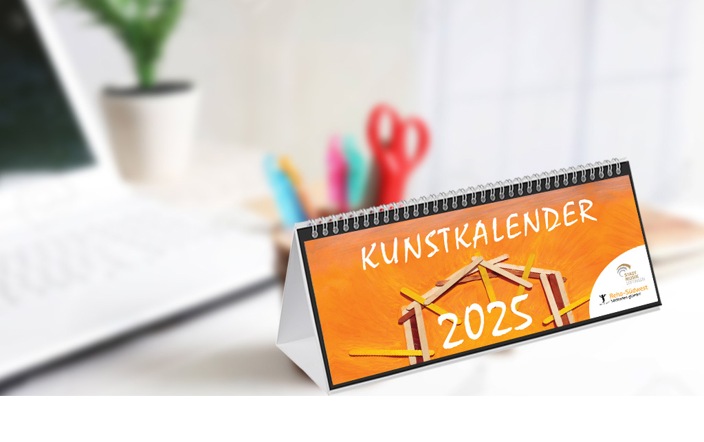 Ein Kalender steht auf dem Tisch.